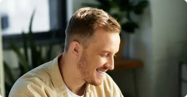 Pessoa feliz utilizando o telefone