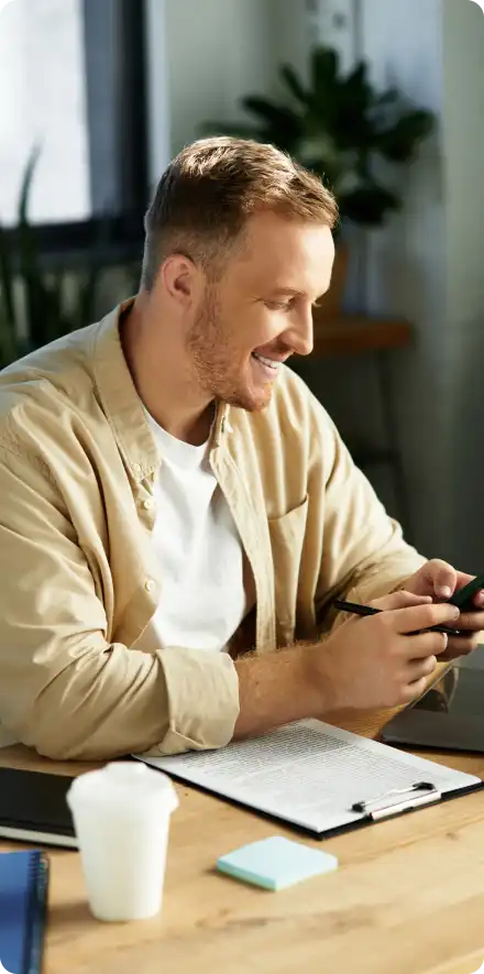 Pessoa feliz utilizando o telefone